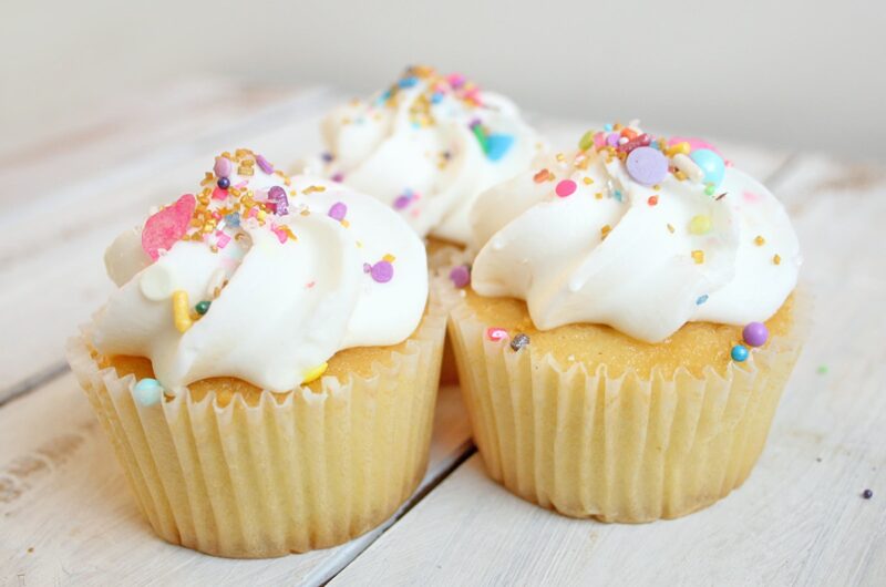 20 Classic Vanilla Cupcake Recipes